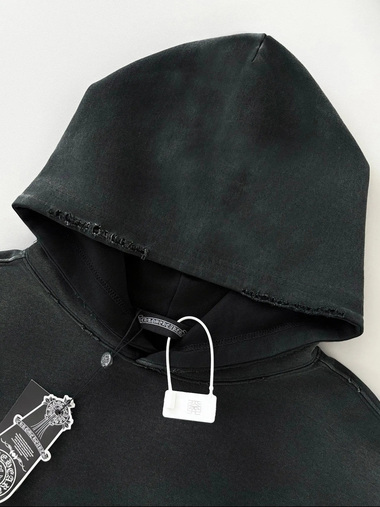 P340 [Higher version] Chrome Hearts*Chrome heart patch embroidered horseshoe logo‼ ️Hooded sweatshirt *Made of double-strand double yarn 430g pure cotton sweatshirt fabric. The fabric is woven with double-strand twisting, which is 40% stronger than single-strand yarn, forming a three-dimensional texture similar to the texture of tripe. It not only maintains the moisture absorption and breathability of pure cotton, but also achieves "softness but not collapse" through double-strand thickening. The whole strip is scanned and sprayed with technology The washing process produces a natural fading effect in parts, and the os version has a more lazy and loose feel. *Laser burnt patch embroidery➕Frayed process: micro-label on the chest patch, large logo horseshoe pattern on the back, heavy laser burnt three-dimensional patch embroidery pattern design, washed and frayed, and the overall garment presents a lazy style. *Whether it is for daily outings or sports and fitness, it can show your trendy attitude and become the focus of the street, with all three standards. Unisex style 𝐂𝐎𝐋𝐎𝐔𝐑: white blue black 𝐒𝐈𝐙𝐄: S-XL